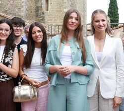 Primer plano de Doña Leonor y Doña Sofía en la fotografía de grupo junto a los jóvenes de la Generación de Arte